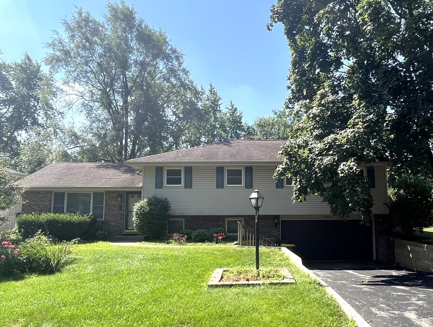 Property Photo: 29W239 Ray Avenue IL 60185