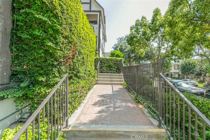 Property Photo: 234 N Kenwood Street 106 CA 91206