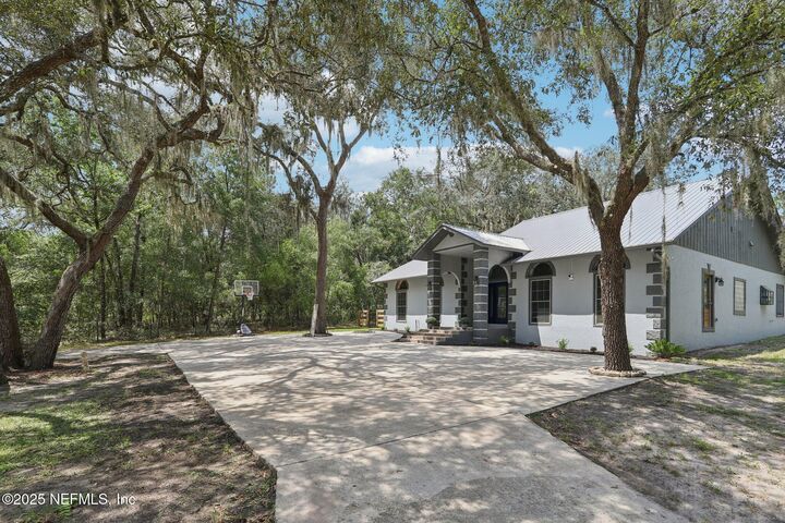 Property Photo: 1886 State Road 20 Road S FL 32640