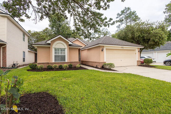 Property Photo: 1618 Highland View Court FL 32003