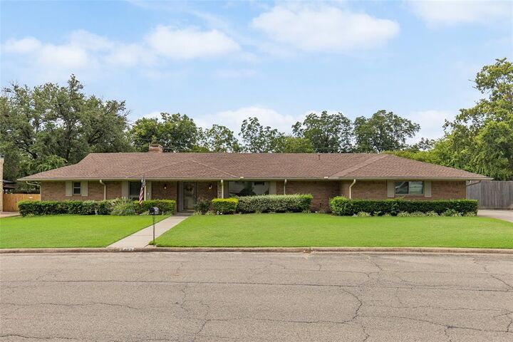 Property Photo: 2405 Webb Avenue TX 75402