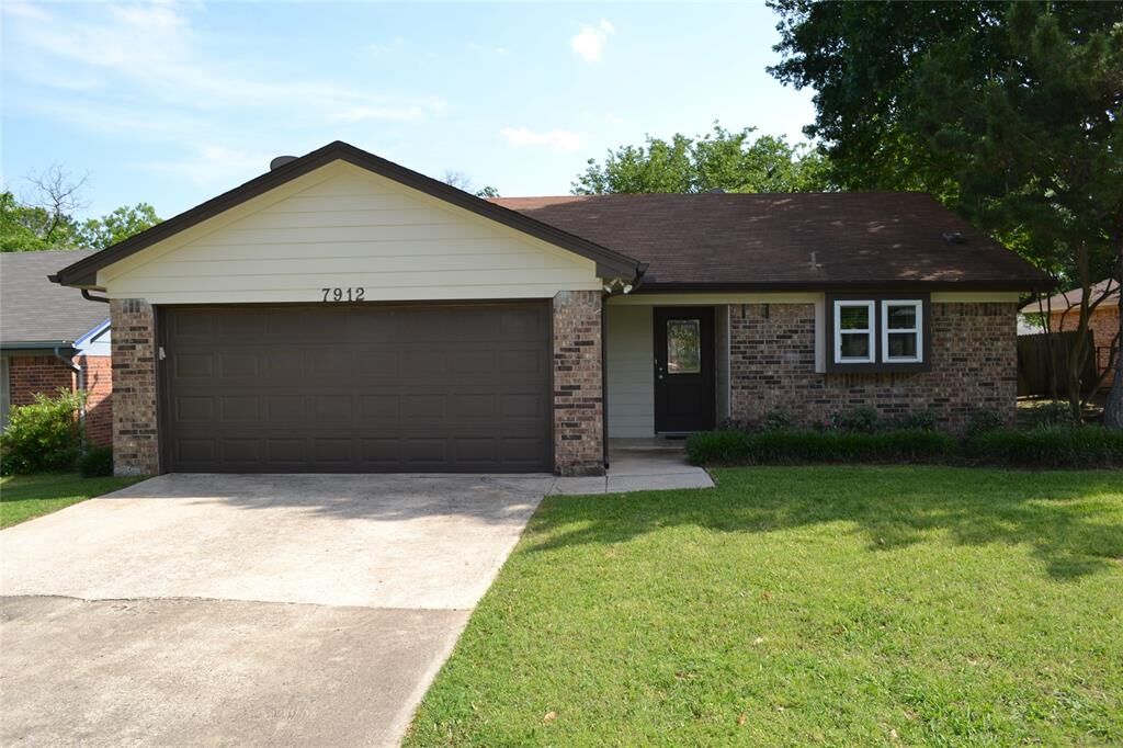 Property Photo: 7912 Irish Drive TX 76180
