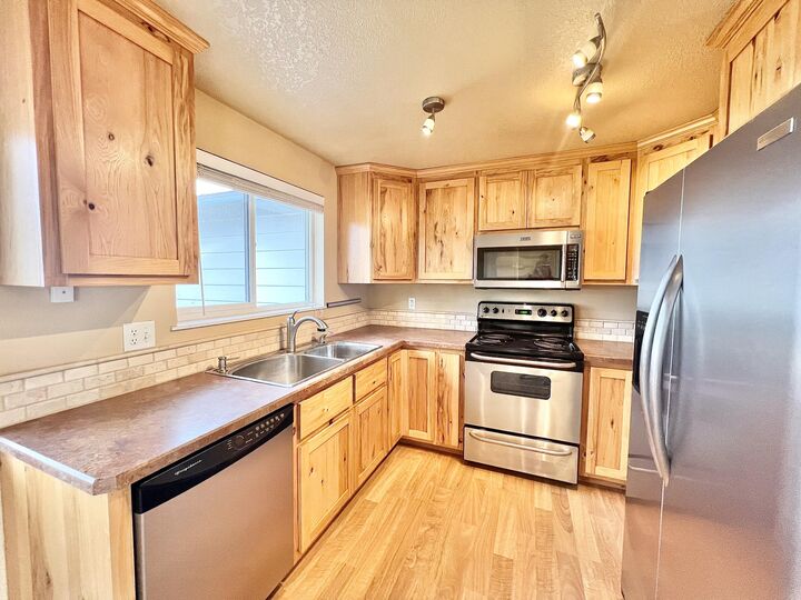 Property Photo:  310 NE Mariposa Avenue  OR 97754 