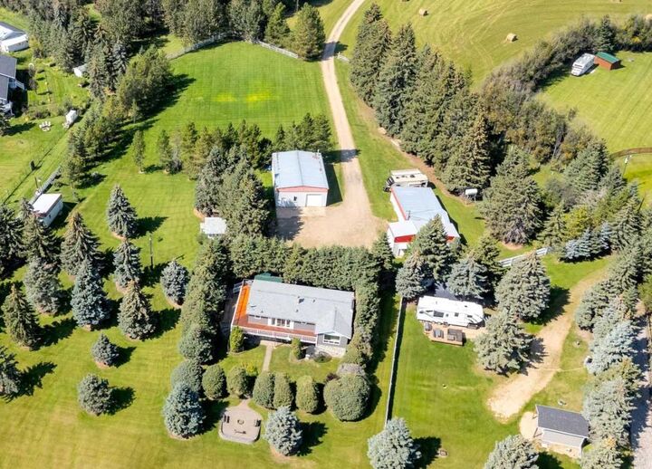 Property Photo: 62013 Twp Rd 462A AB T0C 0T0