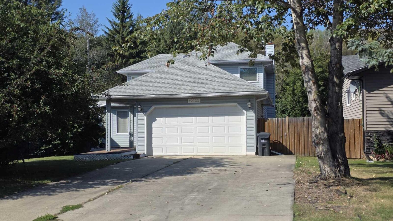 Property Photo:  10722 91 Street  AB T8S 1R1 