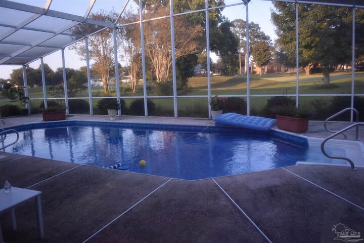 Property Photo: 5542 Oakmont Dr FL 32571