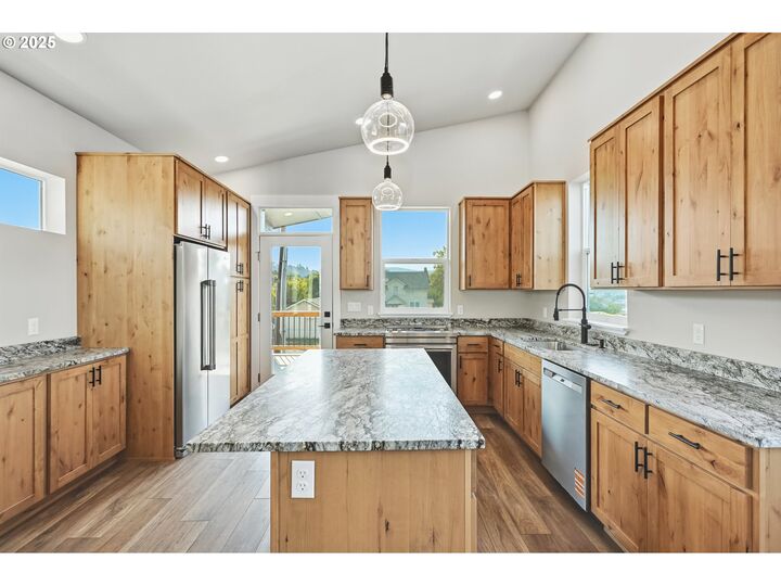Property Photo:  914 Clark St  OR 97058 