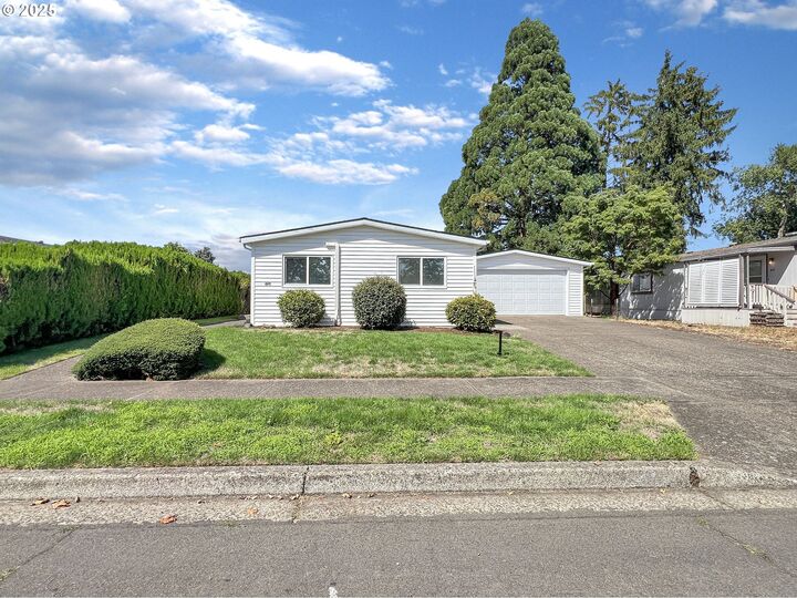 Property Photo: 416 Lochaven Ave OR 97477