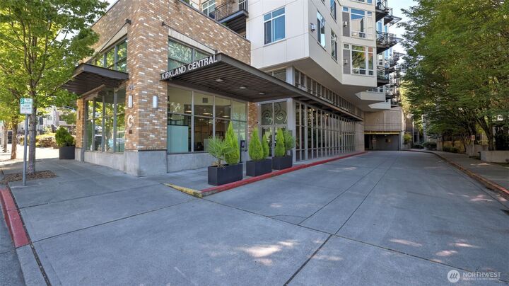 Property Photo: 211 Kirkland Avenue 406 WA 98033