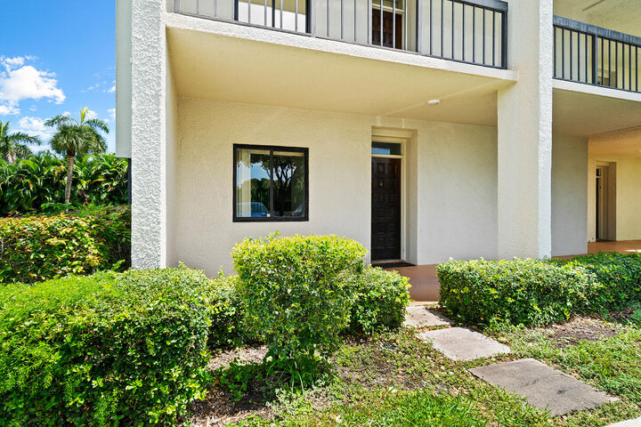 Property Photo:  3000 Presidential Way #101  FL 33401 