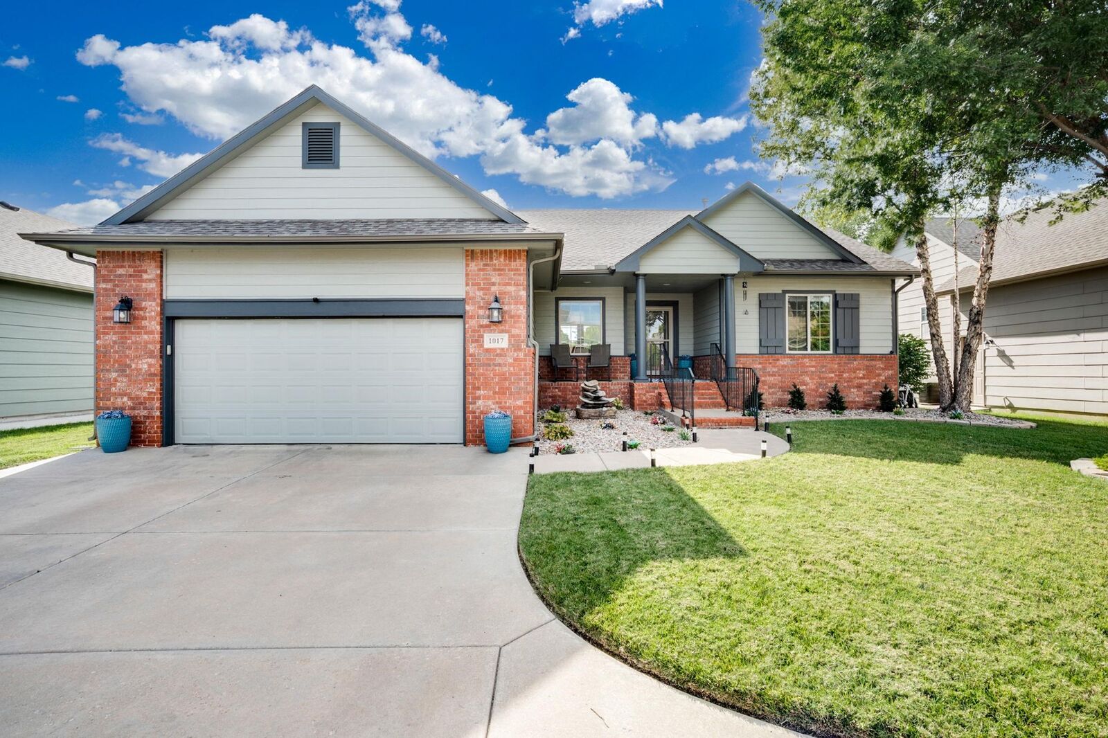 Property Photo:  1017 S Rue St  KS 67207 