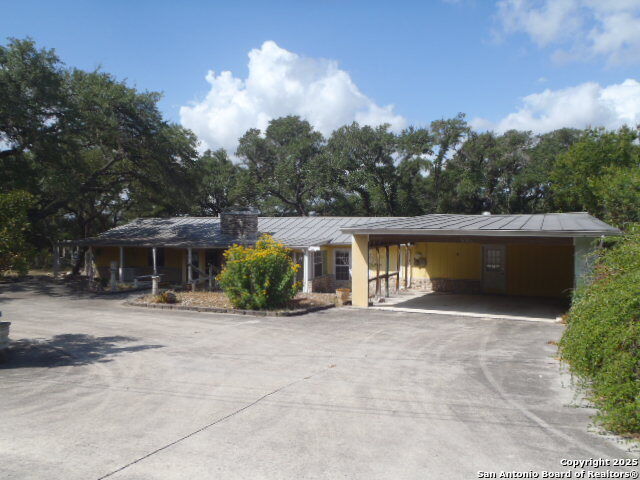 Property Photo: 650 Oakleaf TX 78133