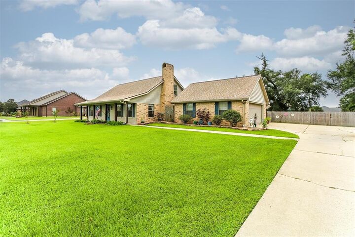 Property Photo: 2040 Oak Leaf Forest Dr Drive LA 70665