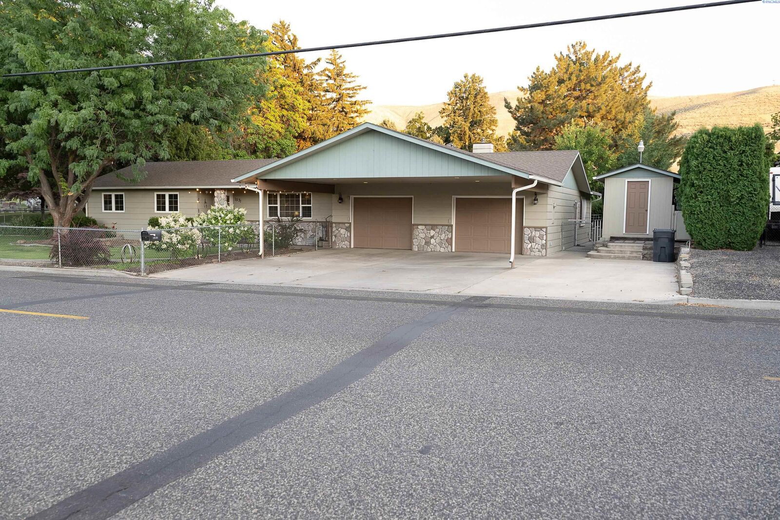 Property Photo: 1531 Paterson Rd WA 99350