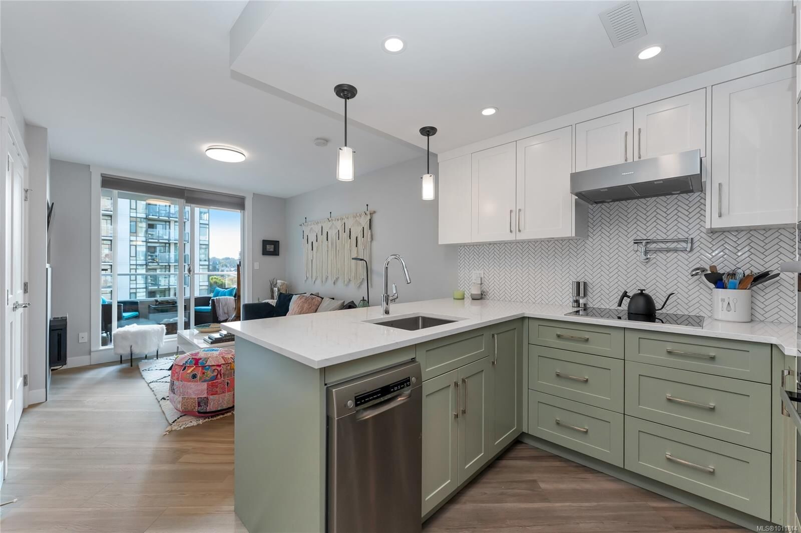 Property Photo:  930 Yates St 803  BC V8V 4Z3 