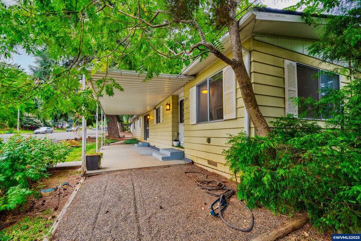Property Photo: 6795 Fairway Av SE 6795 OR 97306