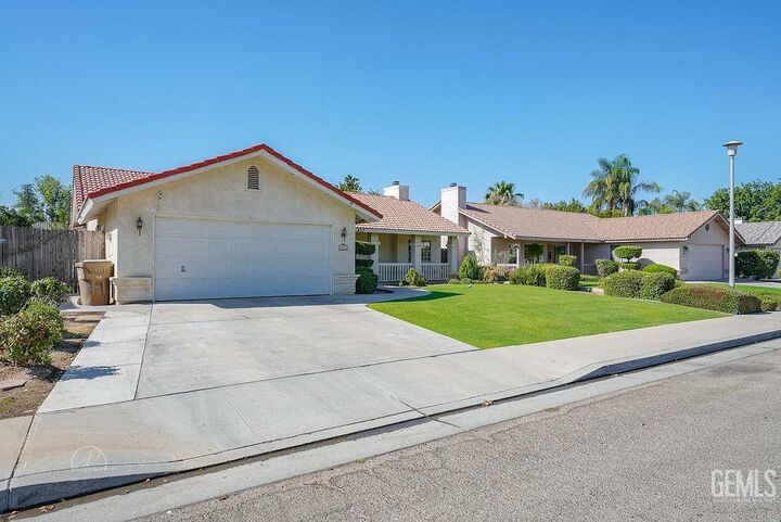 Property Photo: 633 Sun Rose Avenue CA 93308