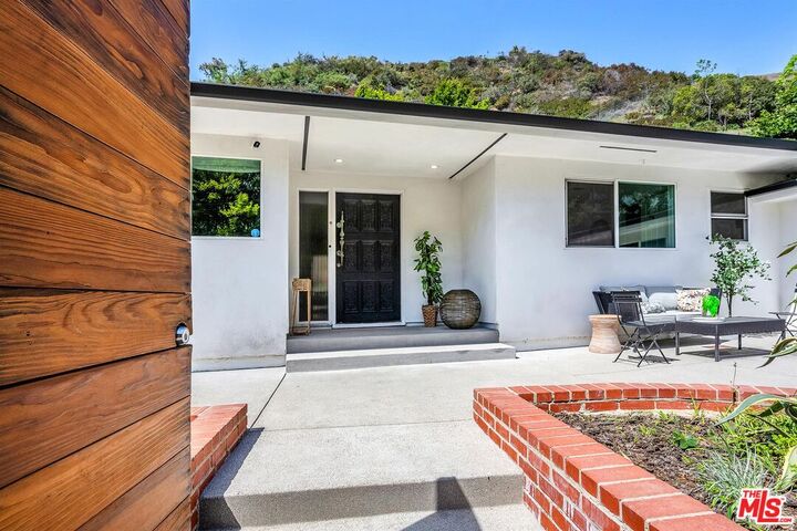 Property Photo:  9495 Gloaming Dr  CA 90210 