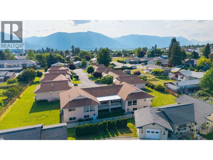 Property Photo: 518 18th Avenue South 6 BC V0B 1G5