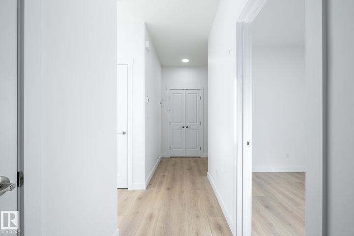 Photo de la propriété:  2639 5 Avenue SW  AB T6X 3H9 