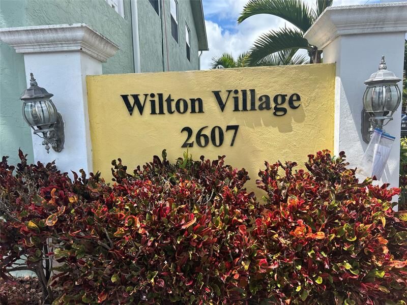 Property Photo: 2607 NE 8th Ave 28 FL 33334