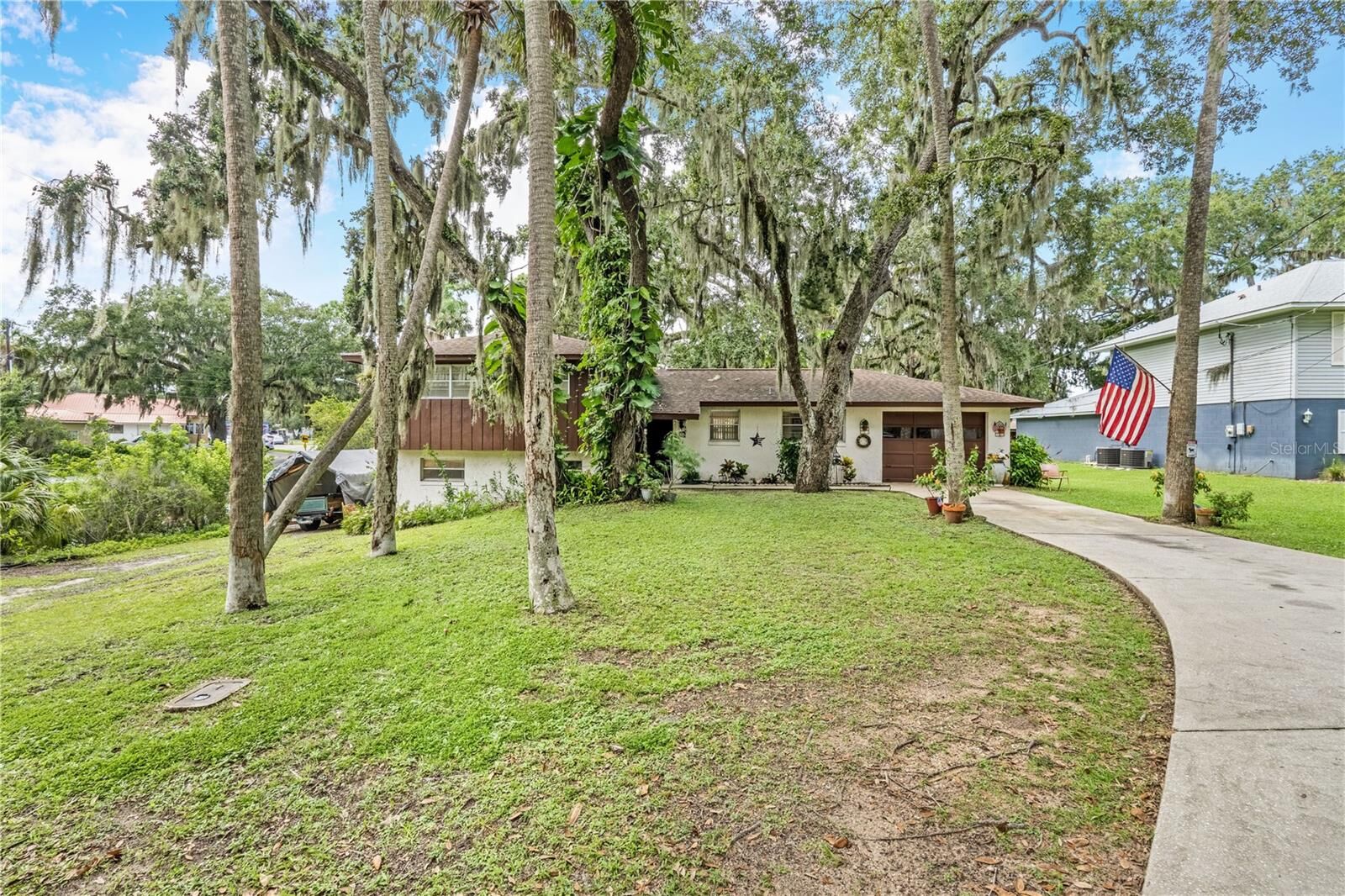Property Photo:  24 Oak Street  FL 32127 