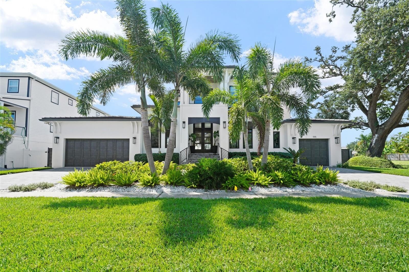 Property Photo:  555 Suwanee Circle  FL 33606 