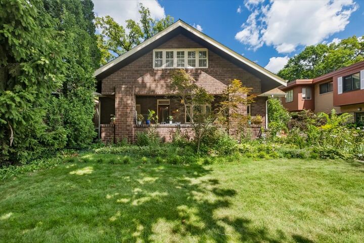 Property Photo:  2216 W Greenleaf Avenue  IL 60645 