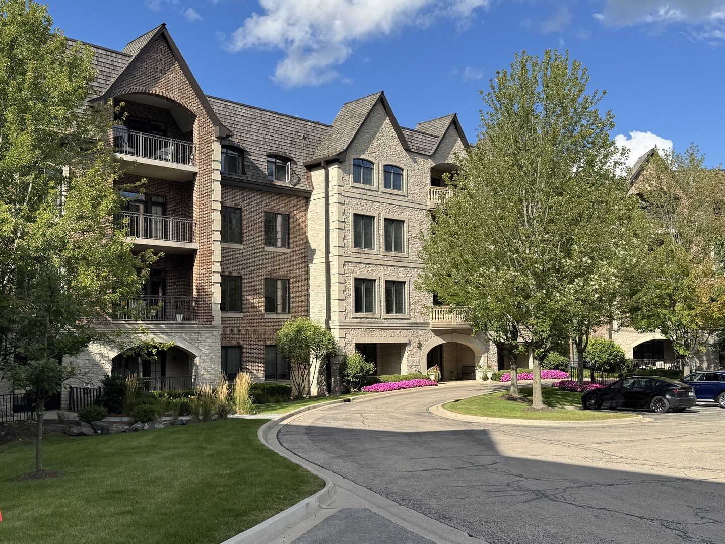 Property Photo:  1800 Amberley Court 102  IL 60045 