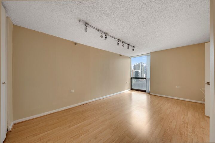 Property Photo: 1122 N Clark Street 2109 IL 60610