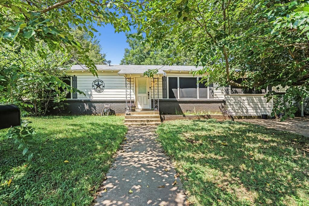 Property Photo: 1301 N Douglas Avenue TX 76033