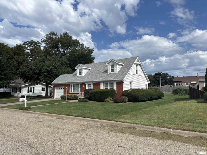 Property Photo: 823 Lawndale Street IL 61540