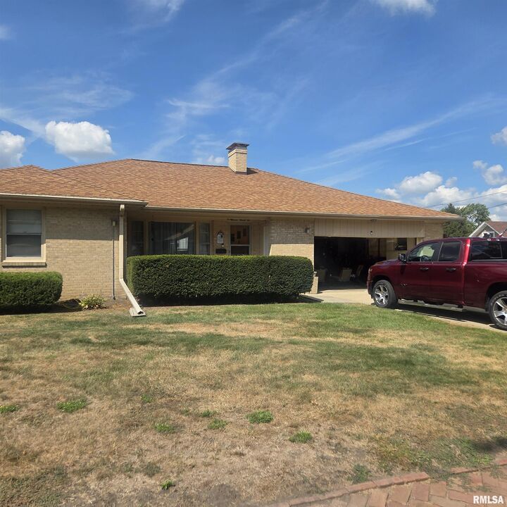 Property Photo: 1192 N Cedar Street IL 61401