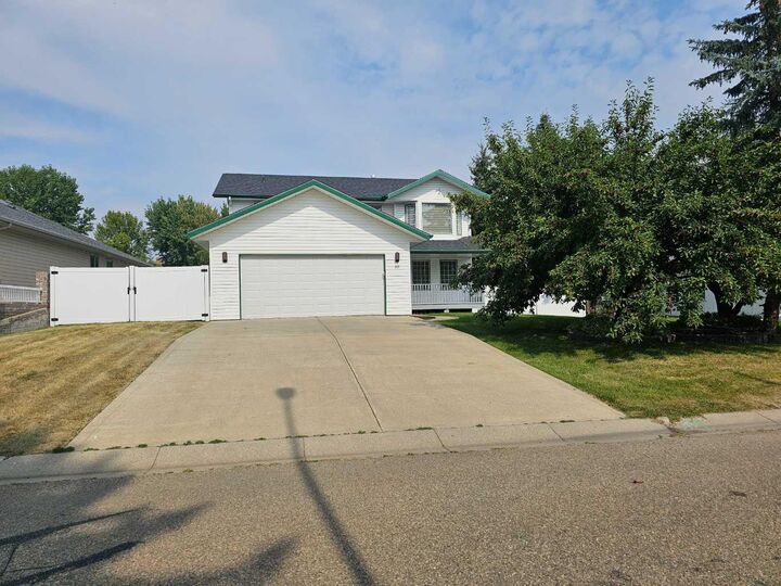 10 Pickwick Lane  Lacombe AB T4L 1T6 photo