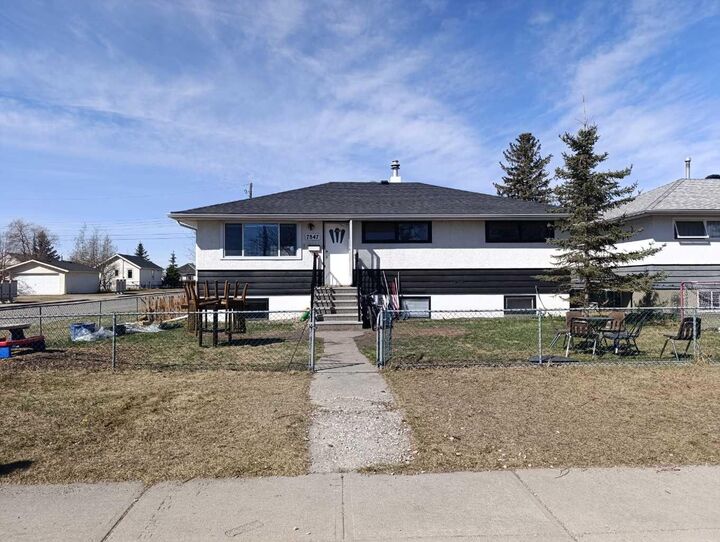 7847 25 Street SE  Calgary AB T2C 1A8 photo