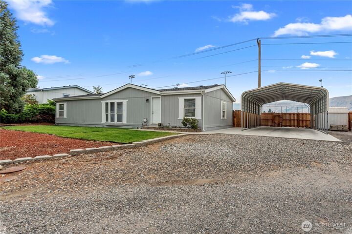 Property Photo: 824 Garden Plaza WA 98802