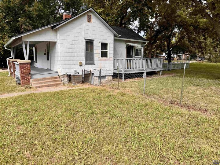 Property Photo: 200 SW Orchard St KS 66606