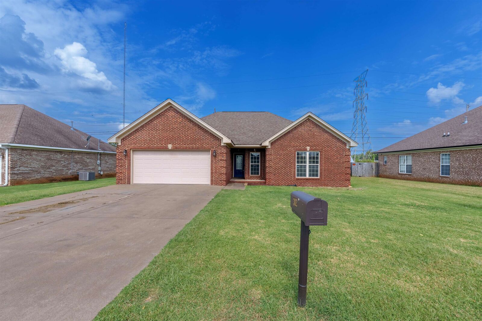 Property Photo:  302 Meredith Dr  AL 35661 - MUSCLE S 