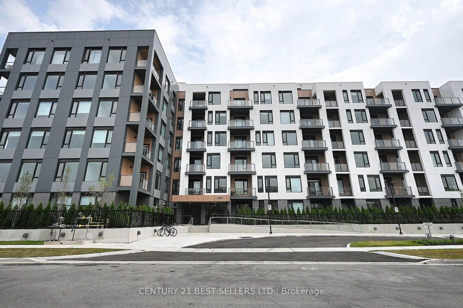 Photo de la propriété:  1440 Clarriage Court 510  ON L9T 2X5 