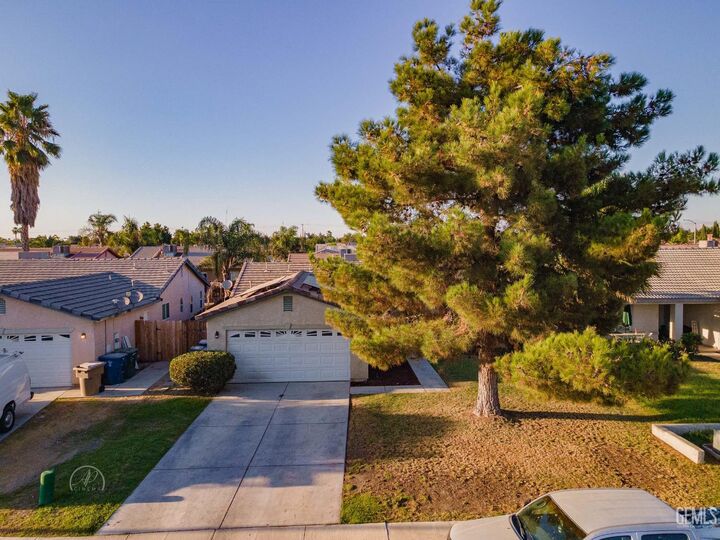 Property Photo: 1216 Interlaken Drive CA 93307