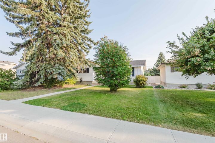 Property Photo: 11215 41 Avenue NW AB T6J 0T6