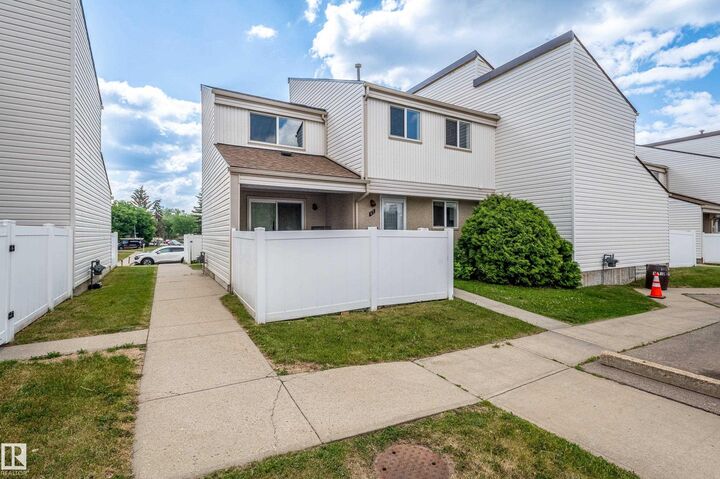 Property Photo: 45 Woodvale Village NW AB T6L 1W4