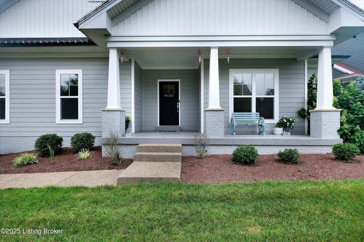 Property Photo:  825 Artisan Pkwy  KY 40031