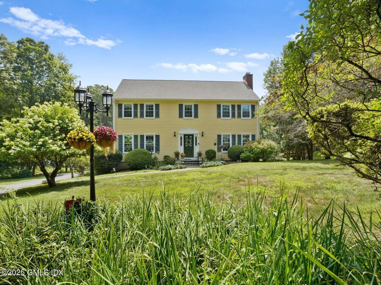 Property Photo:  239 E Hunting Ridge Road  CT 06903 