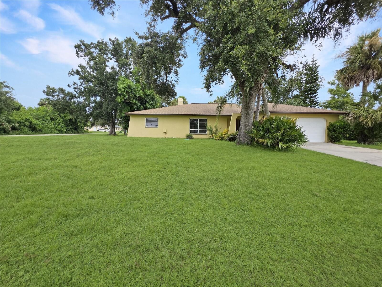 Property Photo: 1205 Yorkshire Street FL 33952