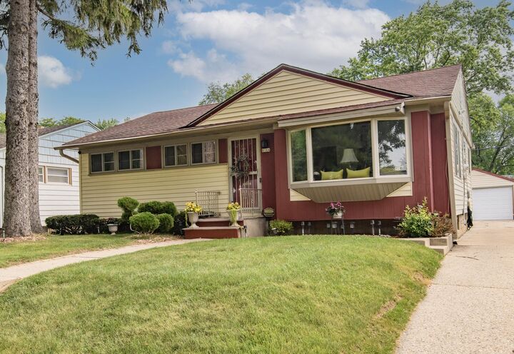 8164 W Muriel Pl  Milwaukee WI 53218 photo