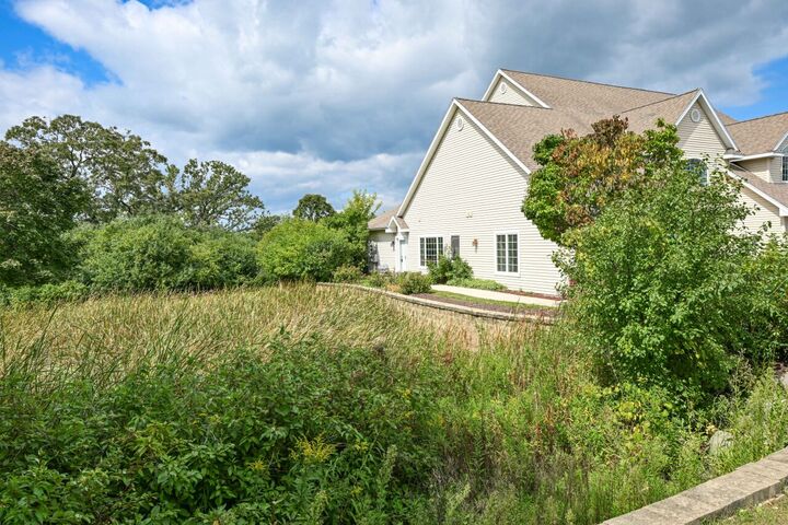 Property Photo:  1166 Quinlan Dr A  WI 53072 