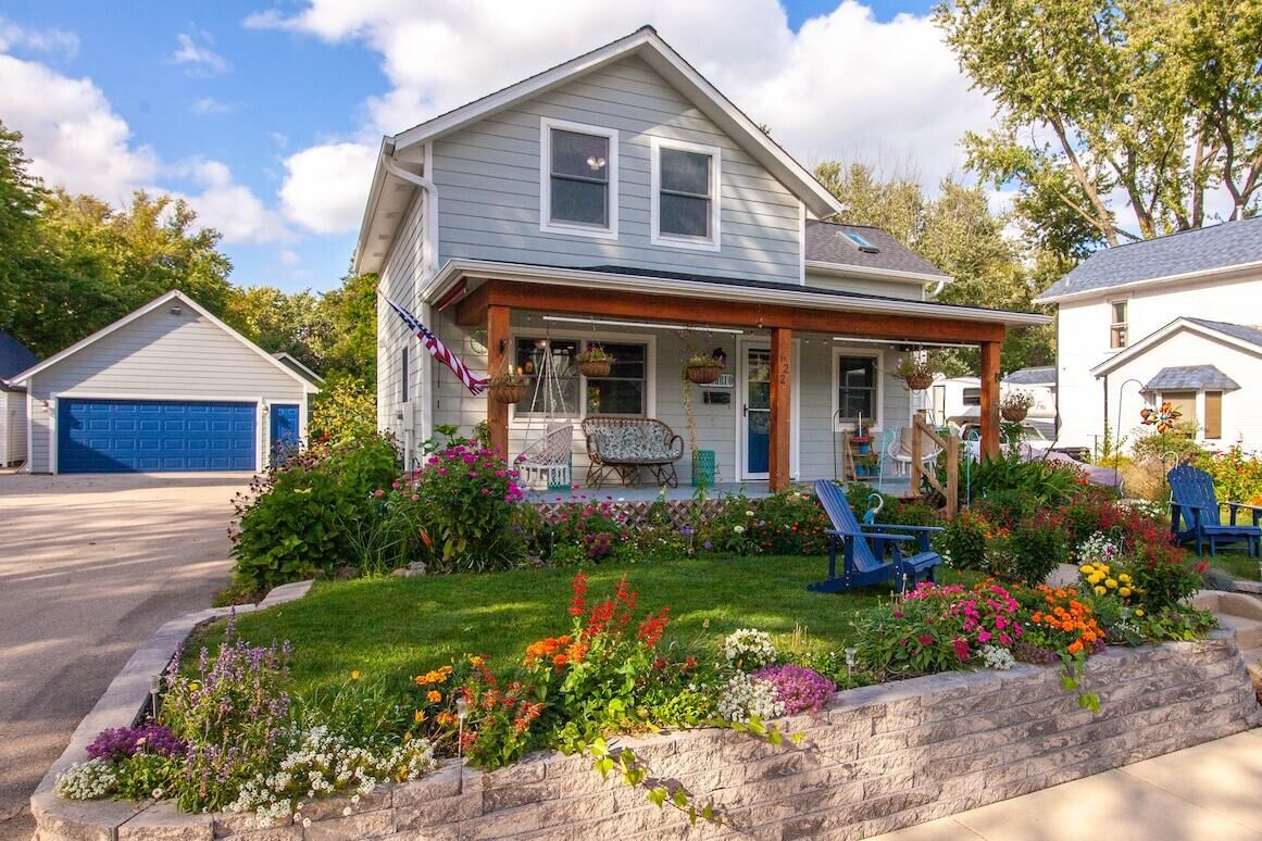 Property Photo: 622 E Grove St WI 53066
