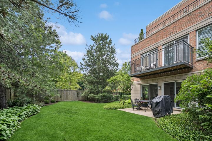 Property Photo:  119 E Laurel Avenue 207  IL 60045 