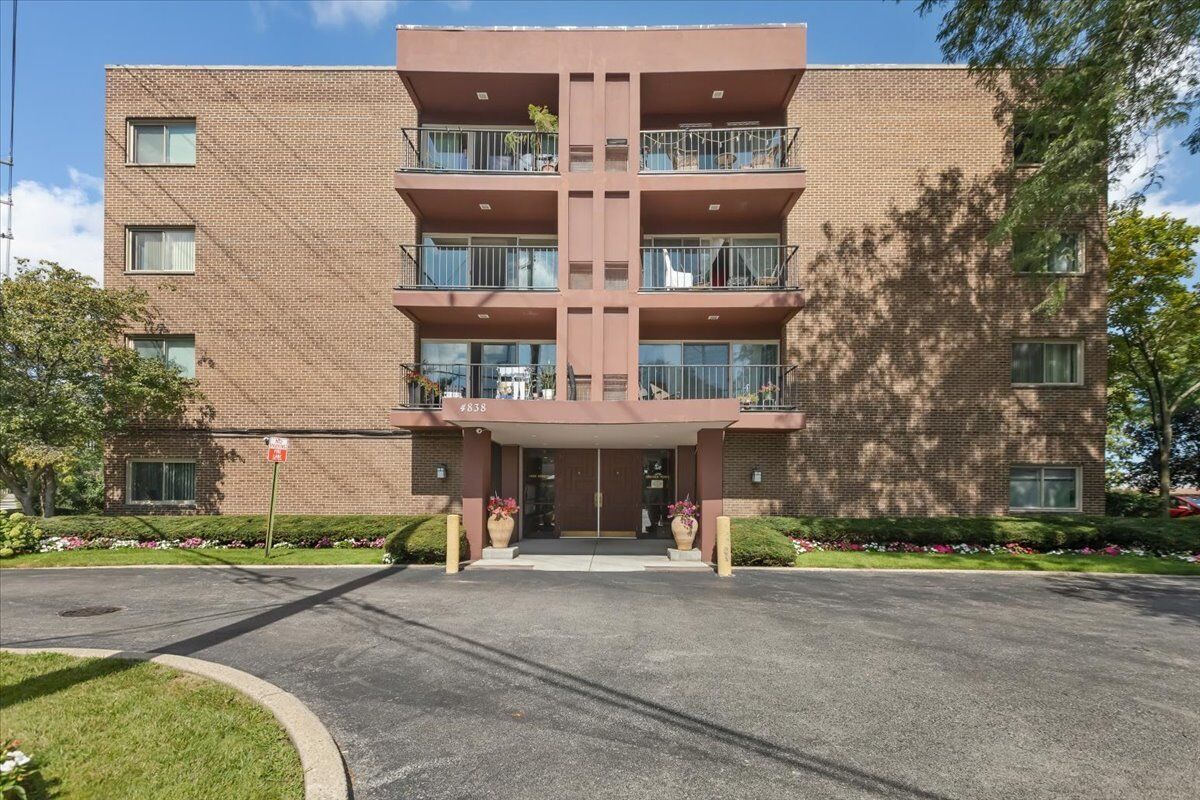 Property Photo: 4838 Howard Street 401 IL 60077